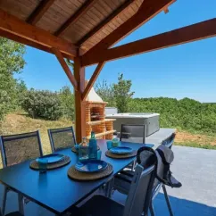 Libelle Jacuzzi 2CH - 4/6P - Village des Cigales : table extérieure sous abri en bois