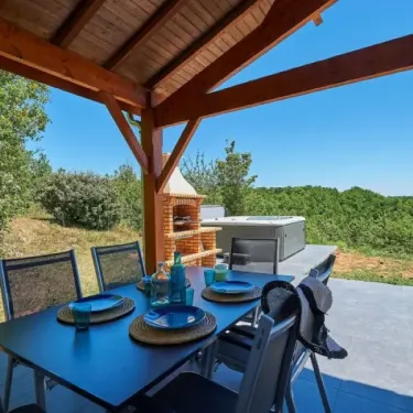 Libelle Jacuzzi 2CH - 4/6P - Village des Cigales : table extérieure sous abri en bois