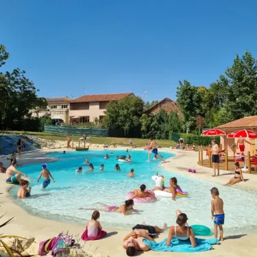 Camping Le Pardaillan : piscine en plein air avec enfants et adultes
