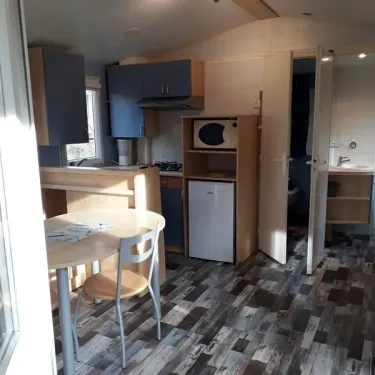 Mobil Home Confort+ 2CH - 4P - Camping Vert Bord'Eau : cuisine et salle à manger
