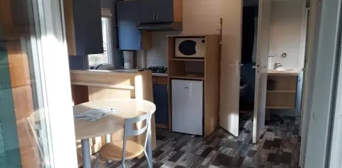 Mobil Home Confort+ 2CH - 4P - Camping Vert Bord'Eau : cuisine et salle à manger