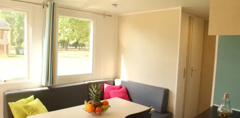 MH Classique 3CH - 6P - Camping Paradis Albret, intérieur avec canapé et table