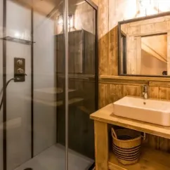Salle de bain en bois avec douche et lavabo - Wood Lodge 2P, Camping Les Mizottes