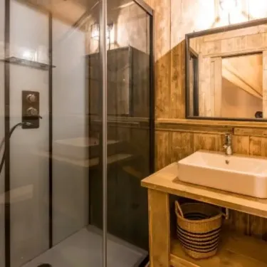 Salle de bain en bois avec douche et lavabo - Wood Lodge 2P, Camping Les Mizottes
