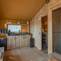 Chambre de camping Wood Lodge 2P - Camping Les Mizottes avec cuisine en bois