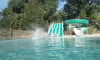 Glissière aquatique au Camping Le Valenty, enfant tombant dans la piscine