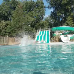 Glissière aquatique au Camping Le Valenty, enfant tombant dans la piscine
