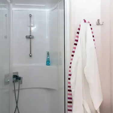 Mobil Home O'Hara Premium 3CH - 6P - Camping Le Sous Bois, salle de bain avec douche et bain de bain