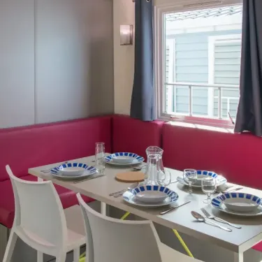 Mobil Home O'Hara Premium 3CH - 6P - Camping Le Sous Bois, salle à manger avec canapé et table