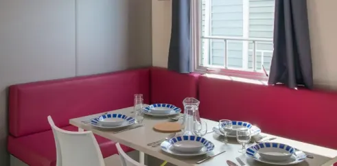 Mobil Home O'Hara Premium 3CH - 6P - Camping Le Sous Bois, salle à manger avec canapé et table