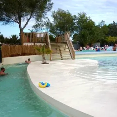 Enfants dans une zone aquatique avec toboggan doux au Camping Cap Agathois