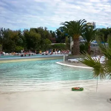 Photo camping Cap Agathois avec piscine et palmiers