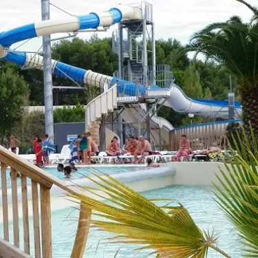 Camping Cap Agathois - toboggan aquatique en bleu et blanc avec palmiers