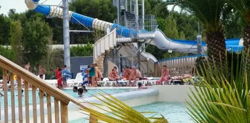 Camping Cap Agathois - toboggan aquatique en bleu et blanc avec palmiers