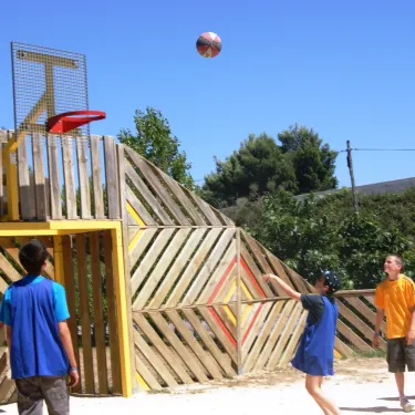 Enfants jouent au basket-ball à Camping Cap Agathois