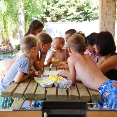 Famille partage un repas à Camping Cap Agathois