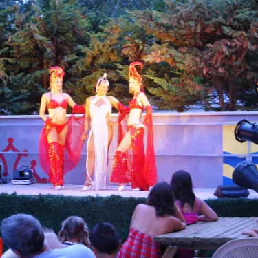 Dancers en spectacle à Camping Cap Agathois