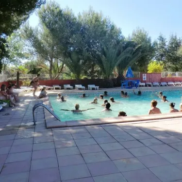 Piscine avec des enfants nageant, Camping Cap Agathois