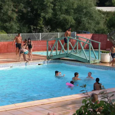 Enfants près d'un pont dans la piscine, Camping Cap Agathois