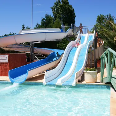 Camping Cap Agathois - toboggan aquatique bleu avec enfants qui descendent