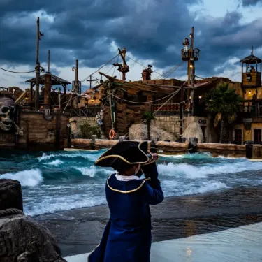 Vue panoramique du parc pirate avec vagues et bateaux à Camping Les Sables d'Or