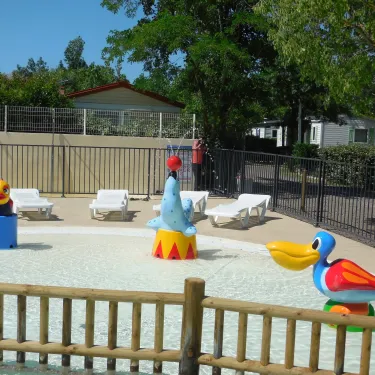 Toboggan aquatique au-dessus de la piscine, Camping Cap Agathois