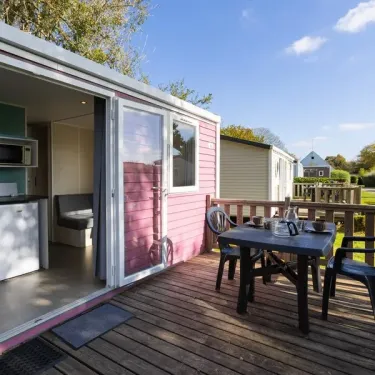 MH Classique 2P (Mer) - Camping Paradis Domaine de Bel Air, terrasse en bois avec table et chaises