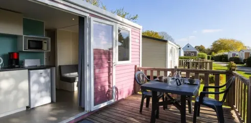 MH Classique 2P (Mer) - Camping Paradis Domaine de Bel Air, terrasse en bois avec table et chaises
