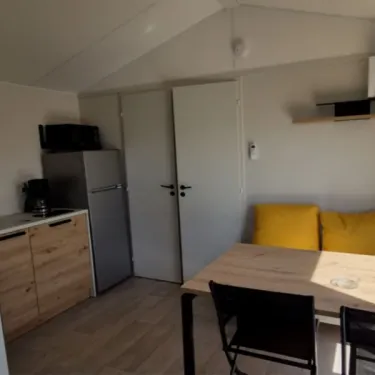 MH Confort + 2CH – 4P - Camping Paradis Les Jonquilles, cuisine et salle à manger