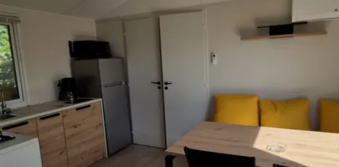 MH Confort + 2CH – 4P - Camping Paradis Les Jonquilles, cuisine et salle à manger