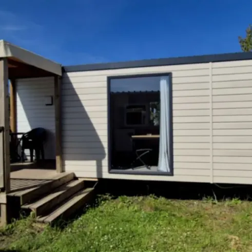 MH Confort + 2CH – 4P - Camping Paradis Les Jonquilles, extérieur avec véranda et escalier