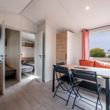 MH Confort + 3CH – 6P - Camping Paradis Les Jonquilles, salle à manger et chambre