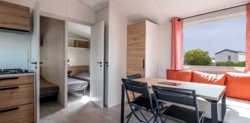 MH Confort + 3CH – 6P - Camping Paradis Les Jonquilles, salle à manger et chambre