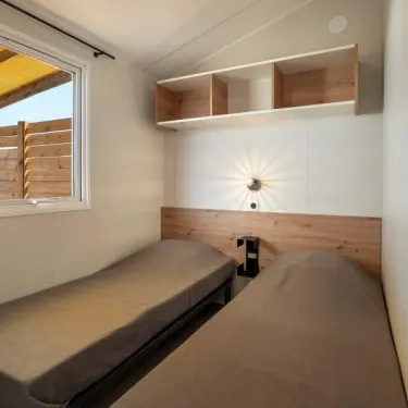 MH Confort + 3CH – 6P - Camping Paradis Les Jonquilles, chambre avec deux lits