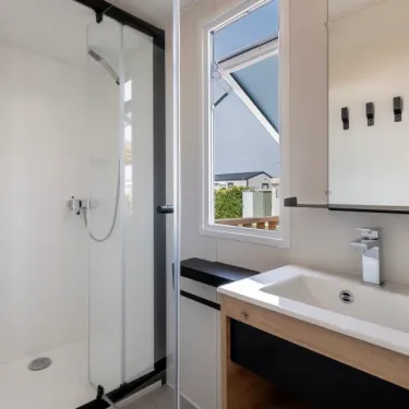 MH Confort + 3CH – 6P - Camping Paradis Les Jonquilles, salle de bain avec douche
