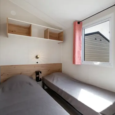 MH Confort + 3CH – 6P - Camping Paradis Les Jonquilles, chambre avec lits