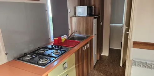 Mobil Home Aqua 2 Chambres : cuisine équipée, four, lave-vaisselle, micro-ondes