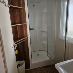 Mobil Home Aqua 2 Chambres : salle de bain avec douche, lavabo, étagères en bois