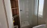 Mobil Home Aqua 2 Chambres : salle de bain avec douche, lavabo, étagères en bois