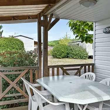 Terrasse semi-couverte Mobil Home Aqua avec table et chaises - Camping Aunis Club Vendée