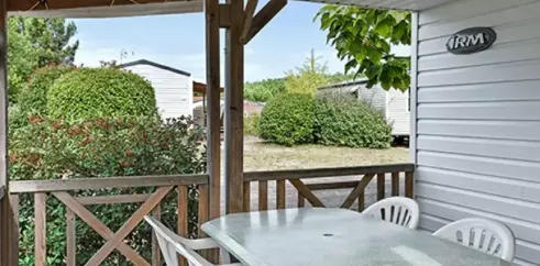 Terrasse semi-couverte Mobil Home Aqua avec table et chaises - Camping Aunis Club Vendée