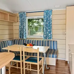 Mobil Home Aqua 2 Chambres 4 Personnes - Coin repas avec canapé