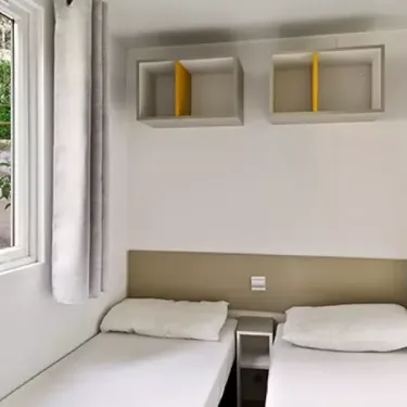 Chambre double avec lits, étagères murales et fenêtre - Mobil Home Aqua - Camping Aunis Club