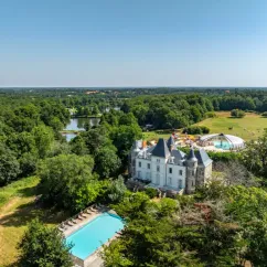 Camping Château la Forêt avec château, piscine et lac entourés de forêt