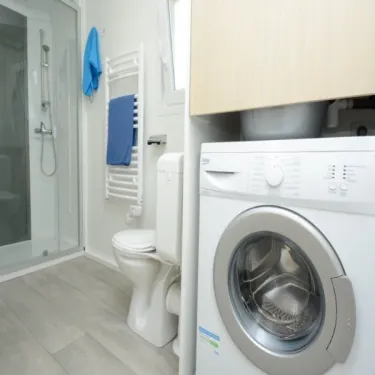 Salle de bain avec machine à laver du Mobil Home Aqua 2 Chambres, Domaine du Golfe de Saint-Tropez