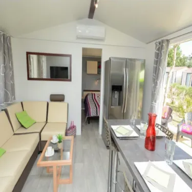 Salon et cuisine du Mobil Home Aqua 2 Chambres, Domaine du Golfe de Saint-Tropez