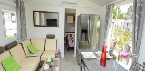 Salon et cuisine du Mobil Home Aqua 2 Chambres, Domaine du Golfe de Saint-Tropez