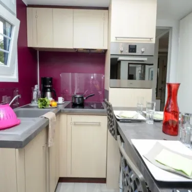Cuisine moderne du Mobil Home Aqua 2 Chambres, Domaine du Golfe de Saint-Tropez