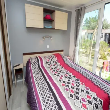 Chambre avec lit double et vue sur le camping, Mobil Home Aqua 2 Chambres, Domaine du Golfe de Saint-Tropez
