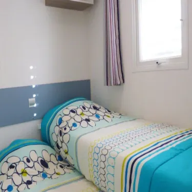 Chambre avec lit simple et couvre-lit coloré, Mobil Home Aqua 3 Chambres, Les cigales